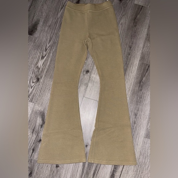 Offline by Aerie Women’s High Rise Flare Stretchy Pants Size Medium NWT - Picture 2 of 8